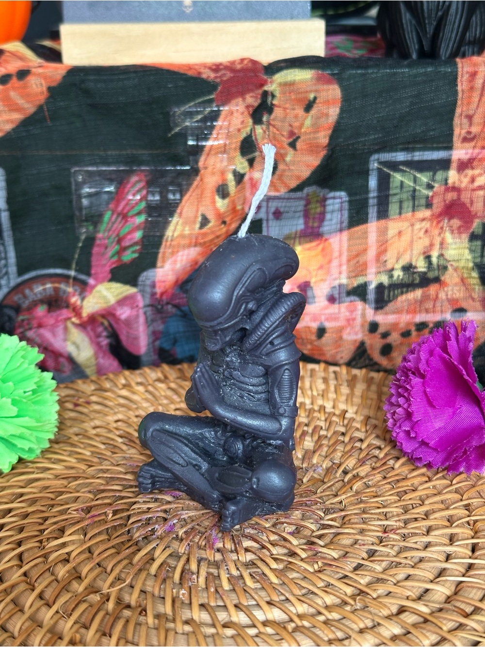 Alien Meditation Candle - Picture 2 of 9